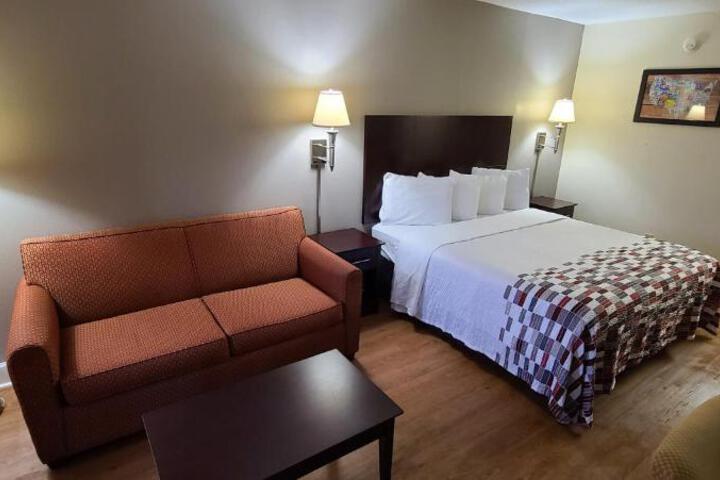 1 King Bed (6 of 8)