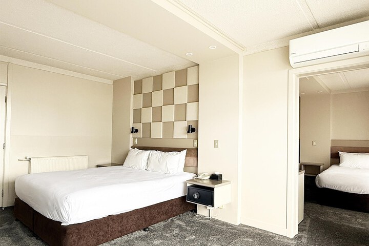Room 42 of 66