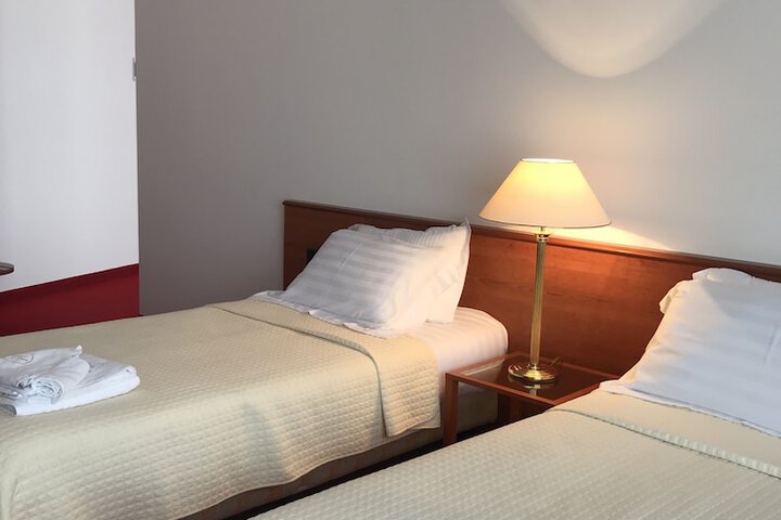 Room 5 of 187