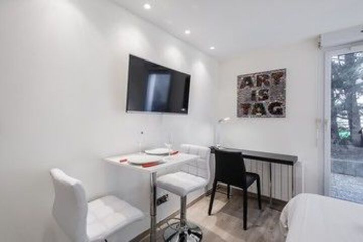 Room 13 of 18
