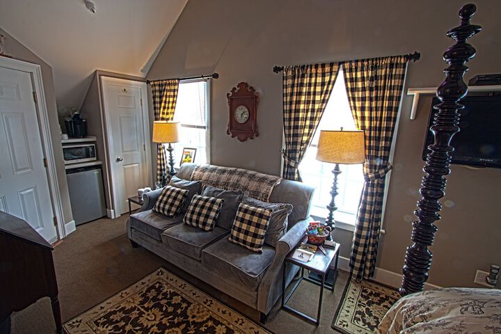 Room 4 of 203