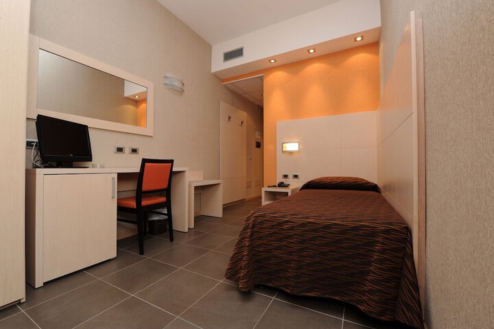 Room 7 of 38