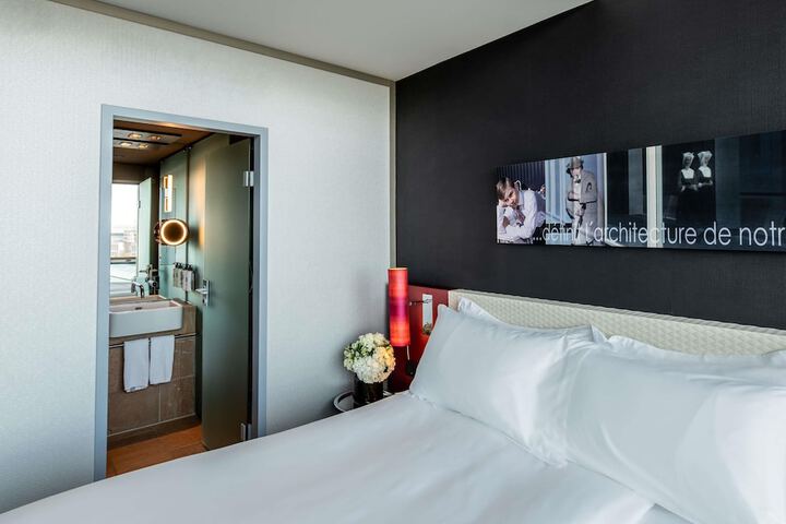 Room 34 of 215