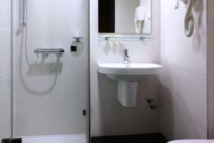 Room 32 of 49