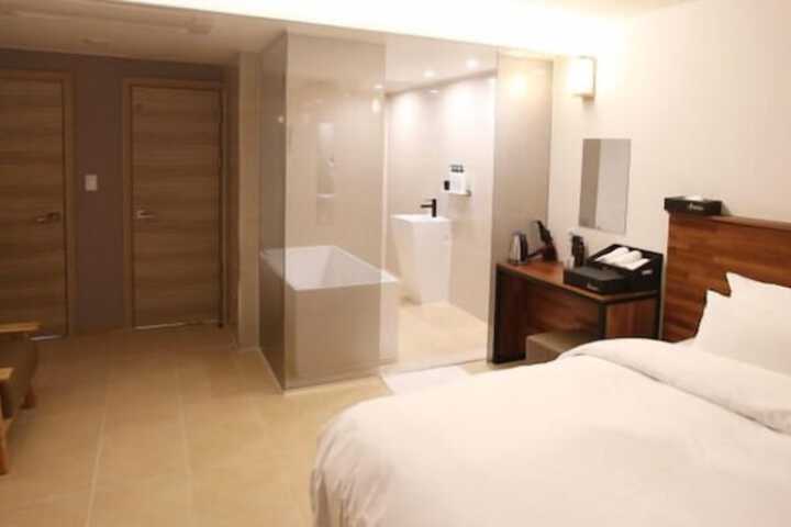 Room 4 of 31