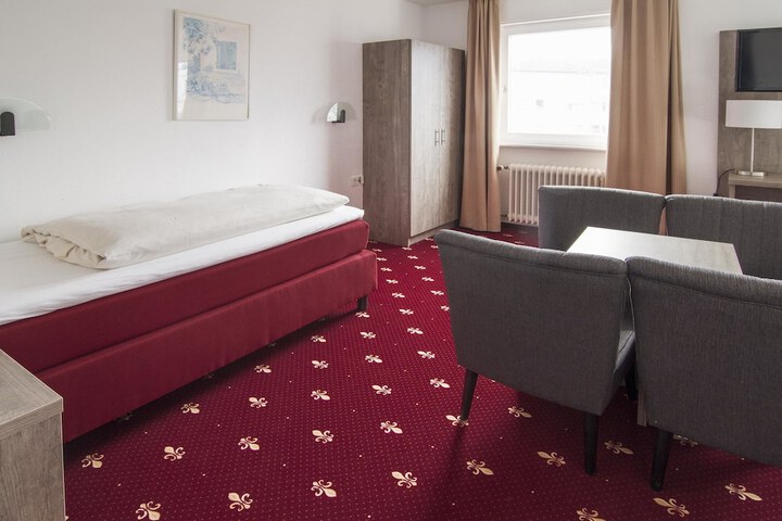 Room 10 of 33