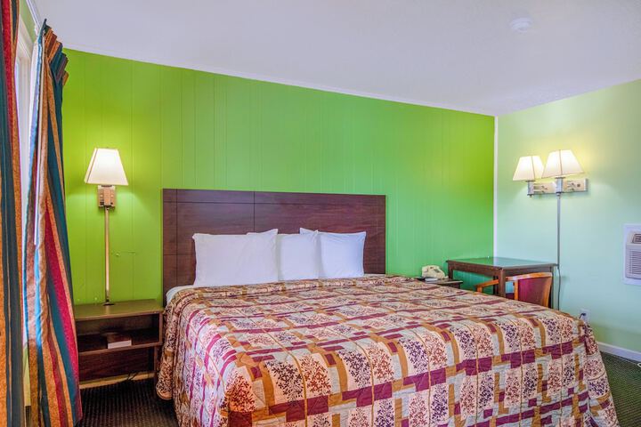 Room 30 of 106