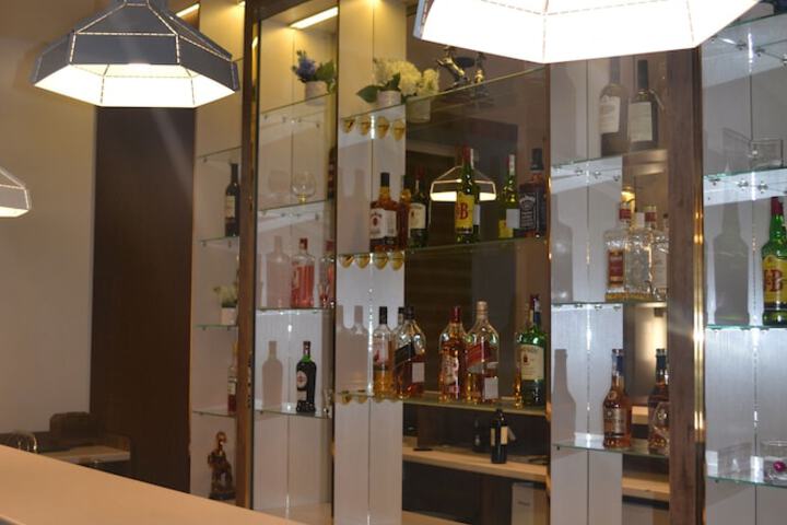 Lounge 94 of 106