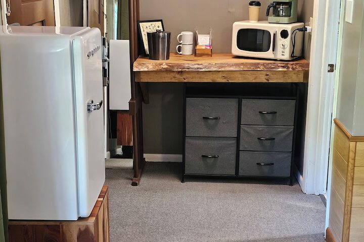 Classic Room 1 King Bed Refrigerator, Microwave (7 of 7)
