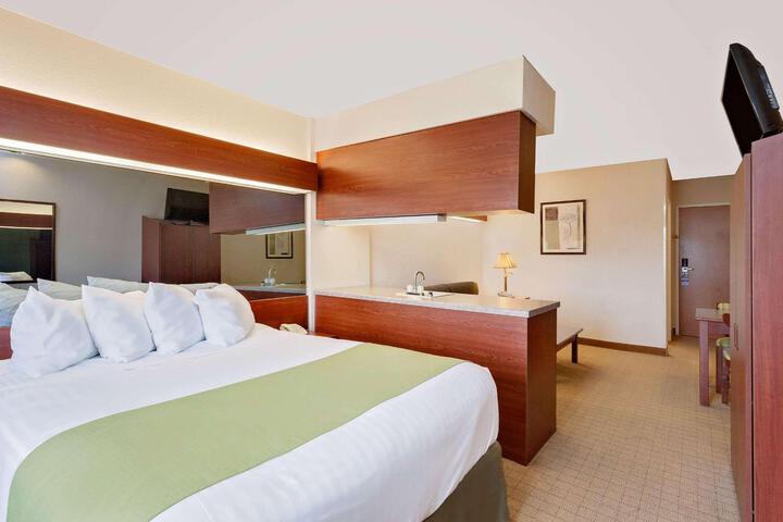 1 Queen Bed (10 of 14)