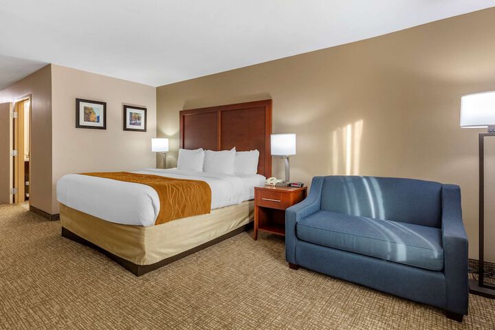 1 King Bed (4 of 15)