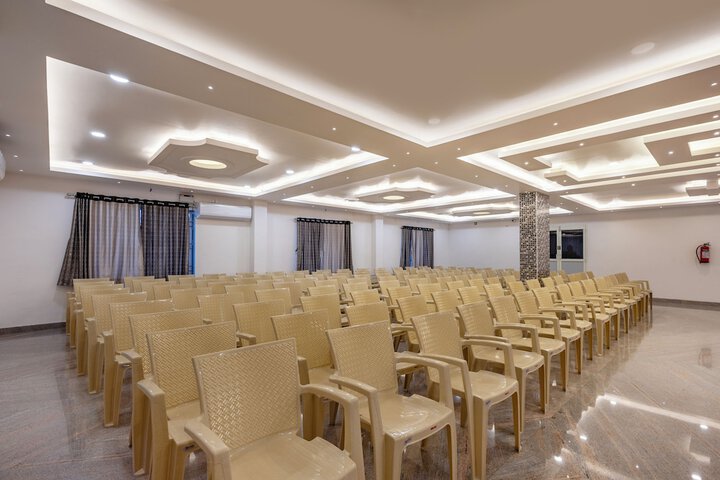 Ballroom/Hall 38 of 64