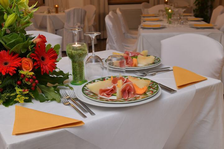 Dining 36 of 50