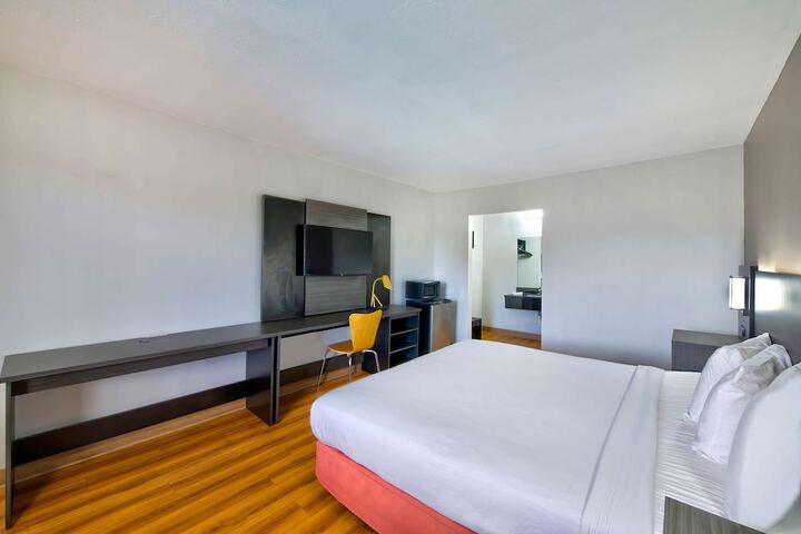 1 King Bed (8 of 9)