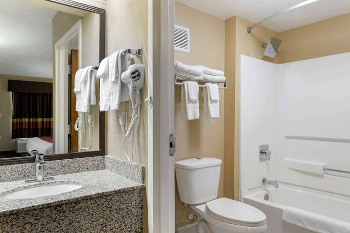 1 King Bed Room High Speed Internet Accessible Microwave and Refrigerator Work Desk Contine (1 of 18)