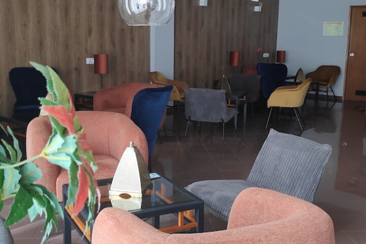 Lounge 58 of 82