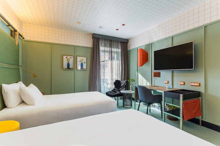 Room 43 of 100