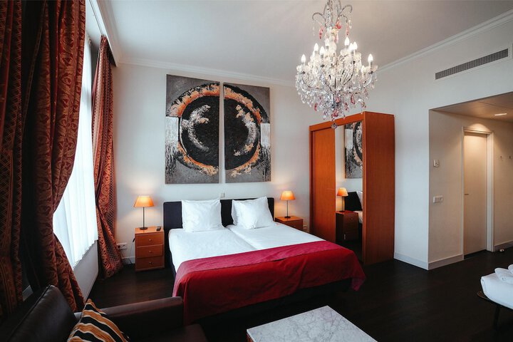 Room 52 of 105
