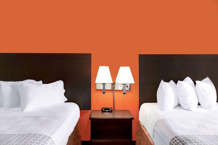 1 Queen Bed (9 of 12)