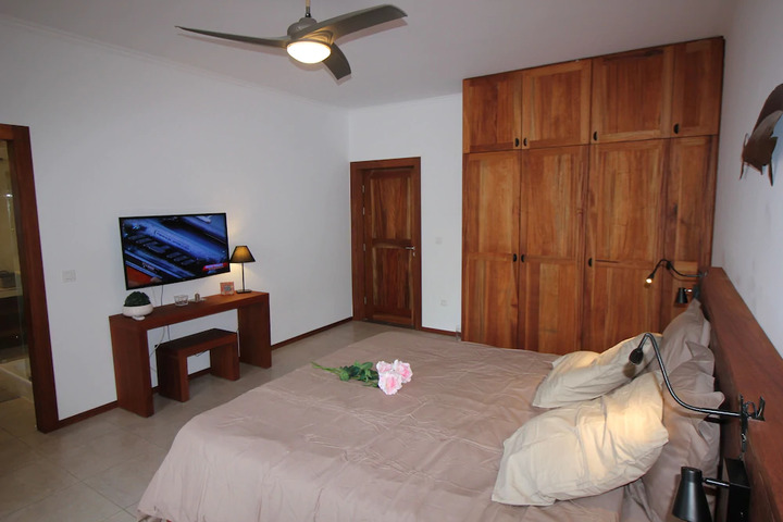 Room 6 of 10