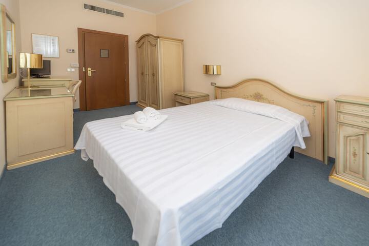 Room 12 of 42
