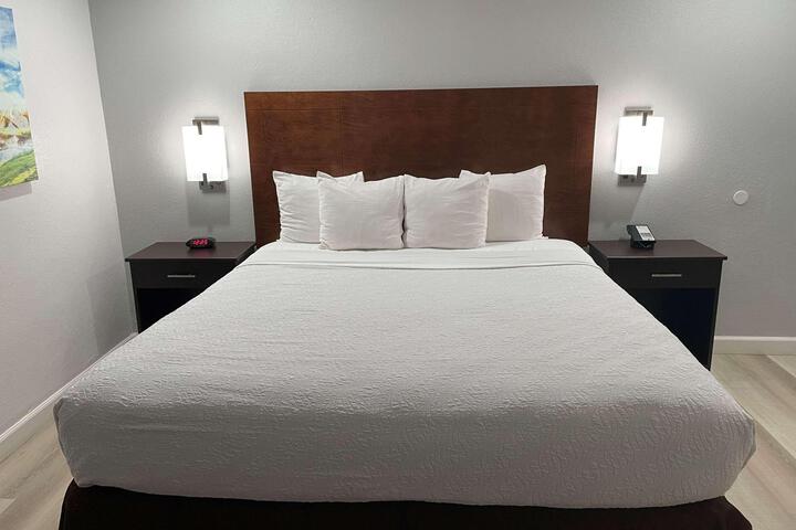 1 King Bed Desk Microwave and Refrigerator WiFi Full Breakfast (6 of 12)