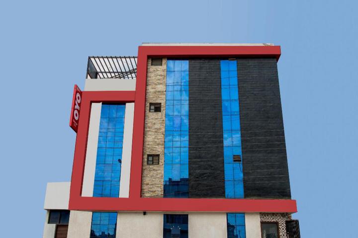 OYO 5253 Hotel Orange Lily