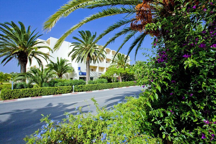Hotel Exterior 52 of 55