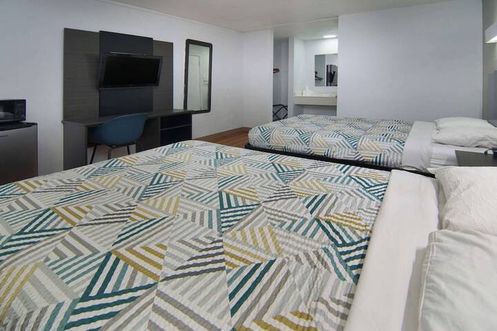 2 Queen Beds Micfridge (3 of 6)