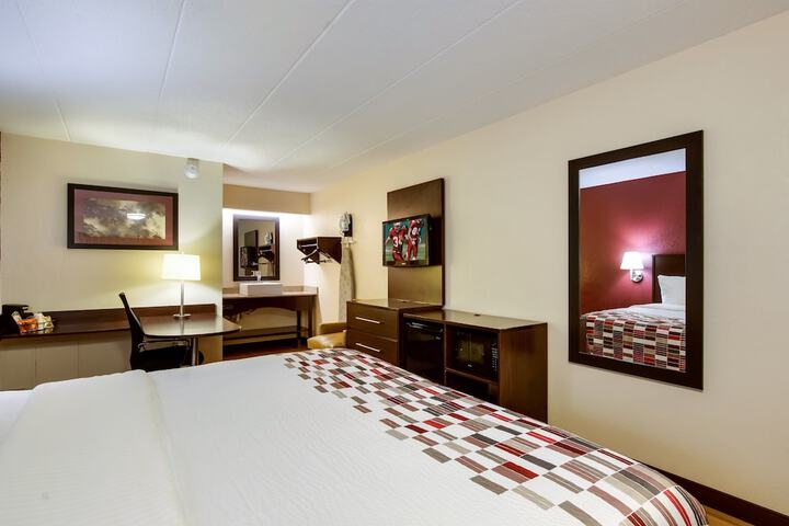 ADA Accessible Deluxe King (7 of 23)
