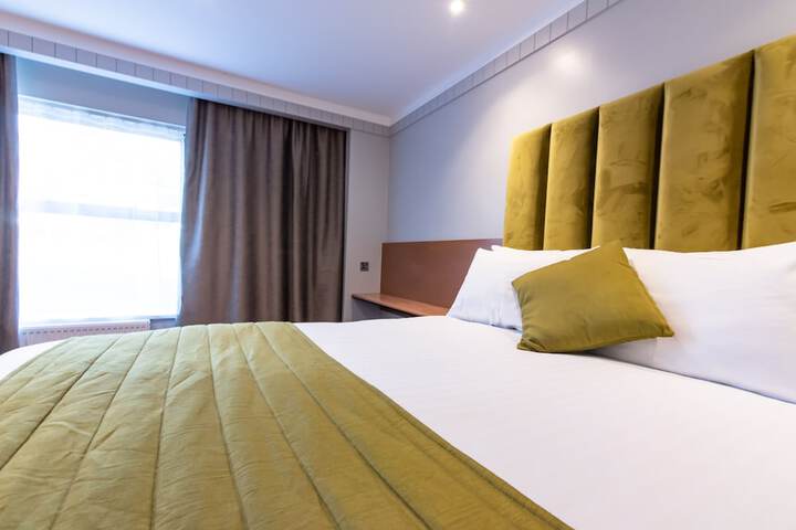 Room 3 of 100