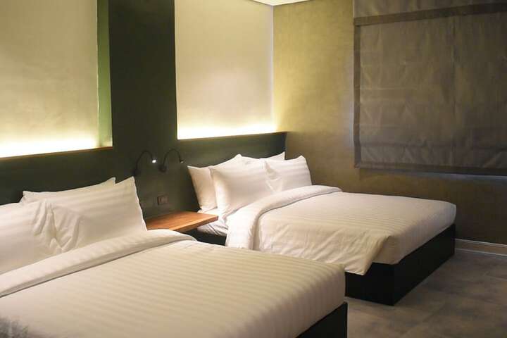 Room 32 of 61