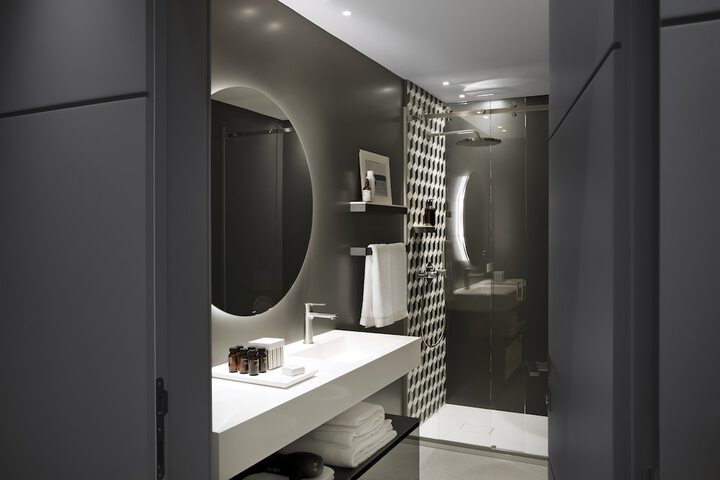 Room 43 of 62