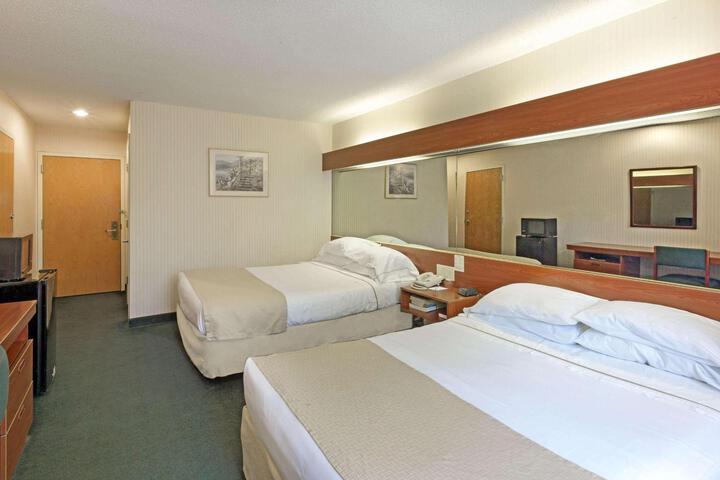 1 Queen Bed Accessible Room (7 of 25)