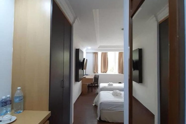 Room 9 of 33