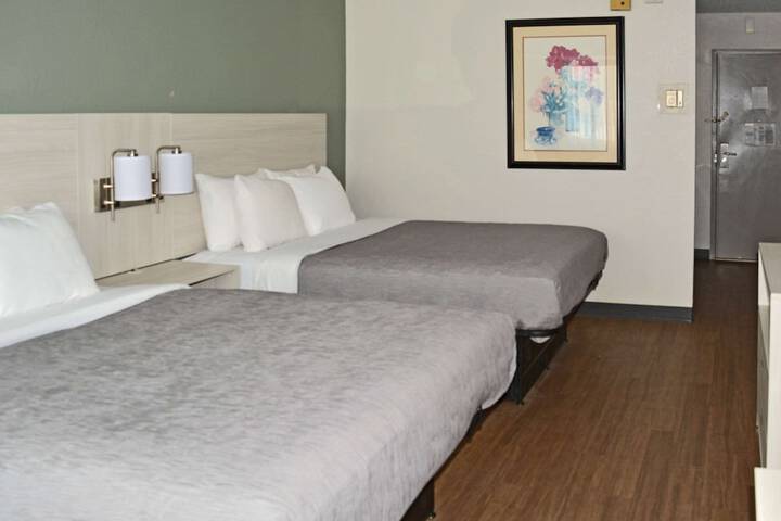 2 Queen Beds (1 of 8)