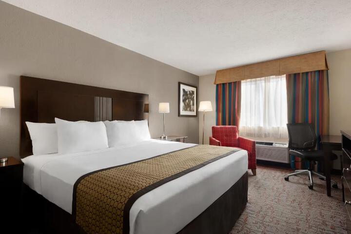 2 Queen Beds (12 of 18)