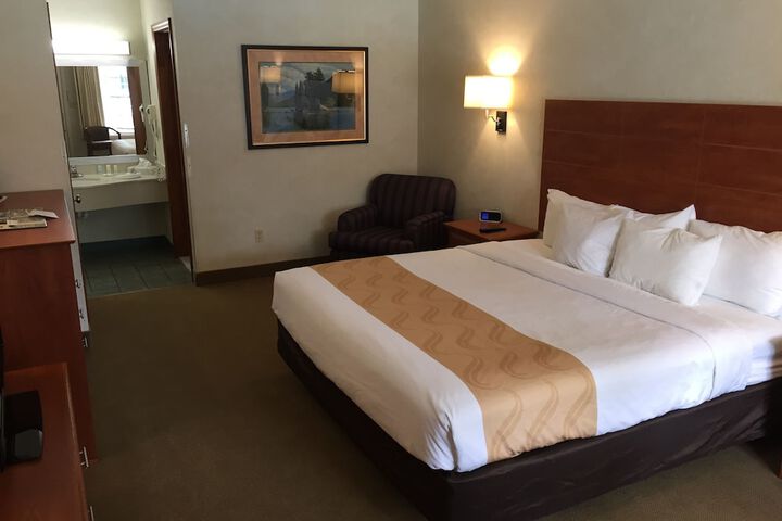 1 King Bed (7 of 16)