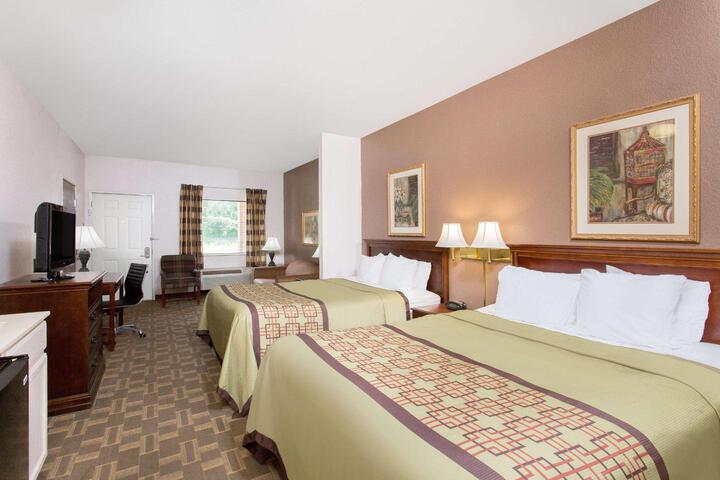 2 Queen Beds (8 of 14)