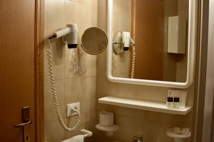 Room 19 of 34
