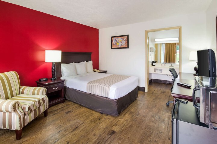 1 Queen Bed (15 of 15)