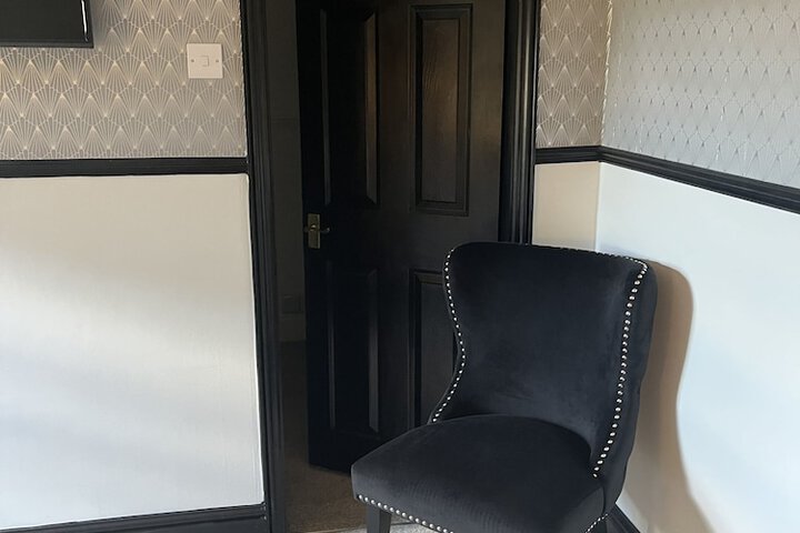 Room 6 of 33