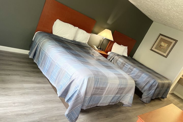 2 Queen Beds (3 of 11)