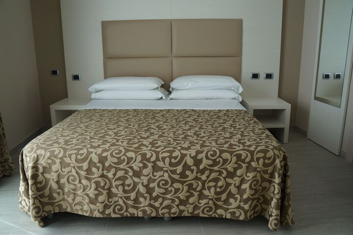 Room 2 of 66