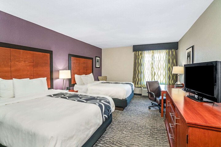 2 Queen Beds (5 of 10)