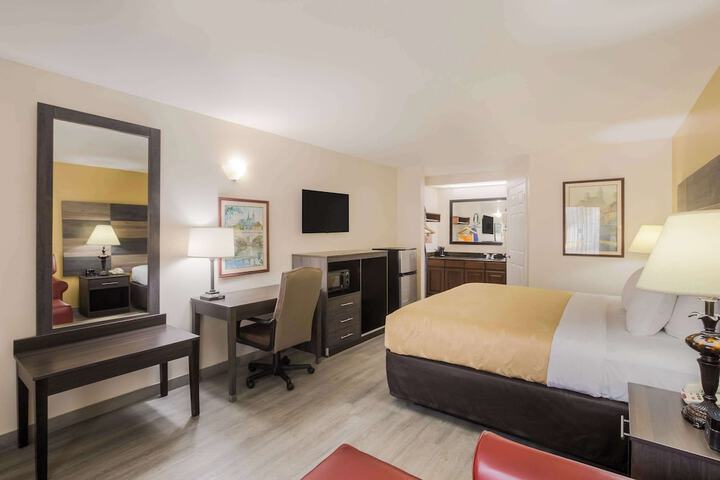 1 King Bed (4 of 20)