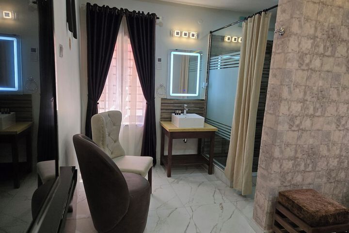 Room 25 of 32