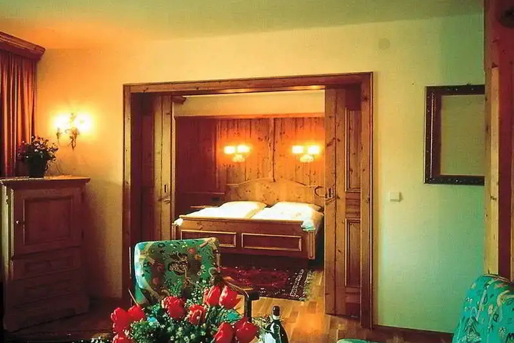 Room 2 of 27