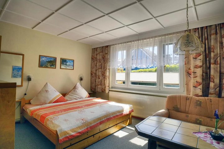 Room 6 of 8