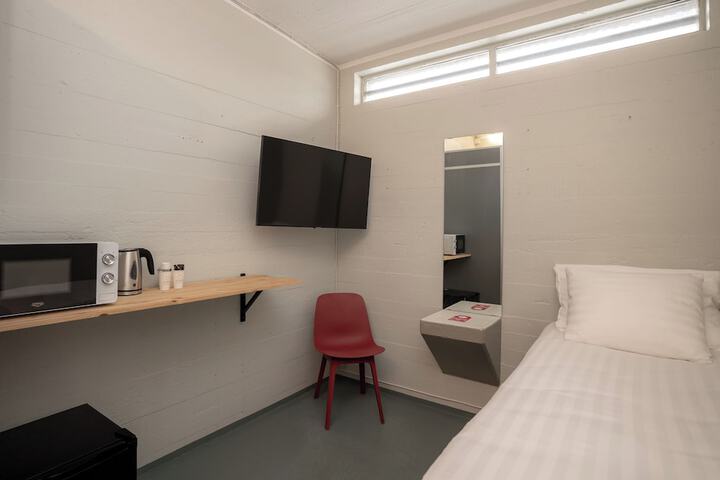 Room 12 of 40